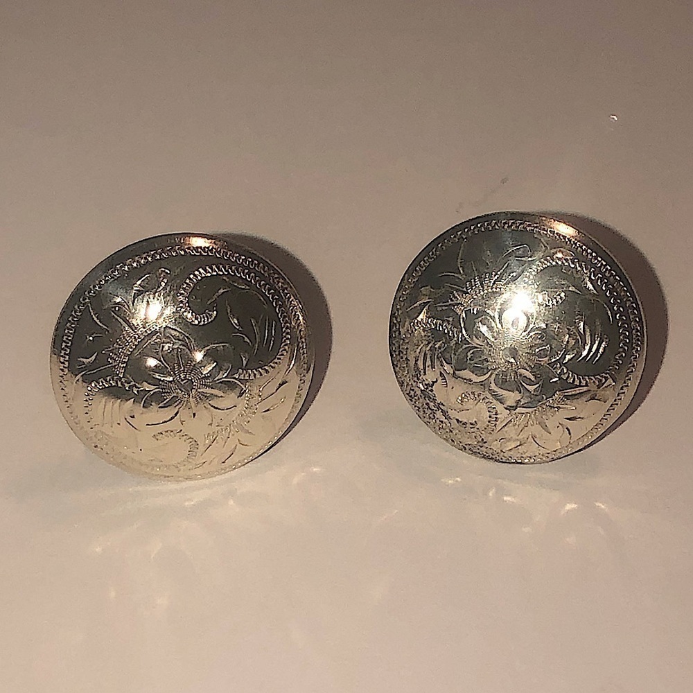 𝅺vtg Sterling Silver Floral Etched Flowers Domed Button Screw Clip Ons .7” x .7”